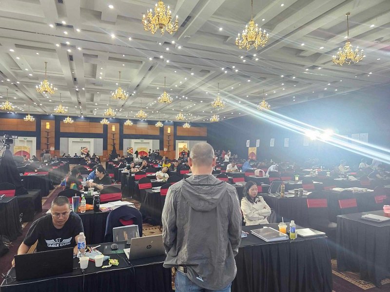 Phạm Tiến Dũng Đứng Sân Khấu